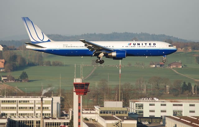 N655UA - Twin-engine aircraft