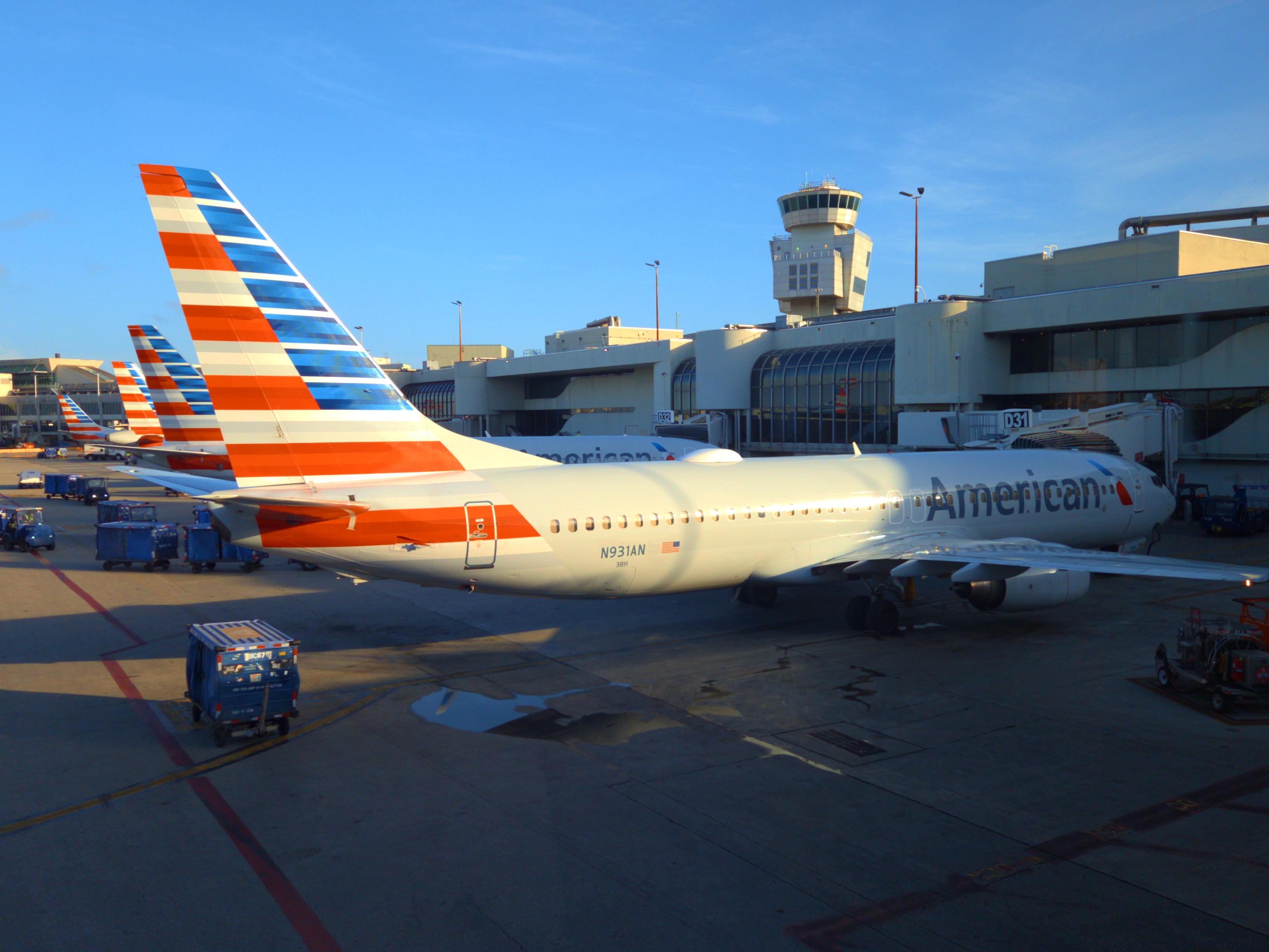 N931AN - 2000 Boeing 737-823